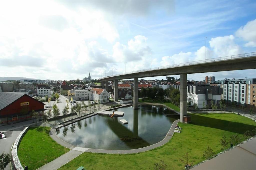 Spacious Waterfront With Free Parking - Upgraded 2024 Apartment Stavanger