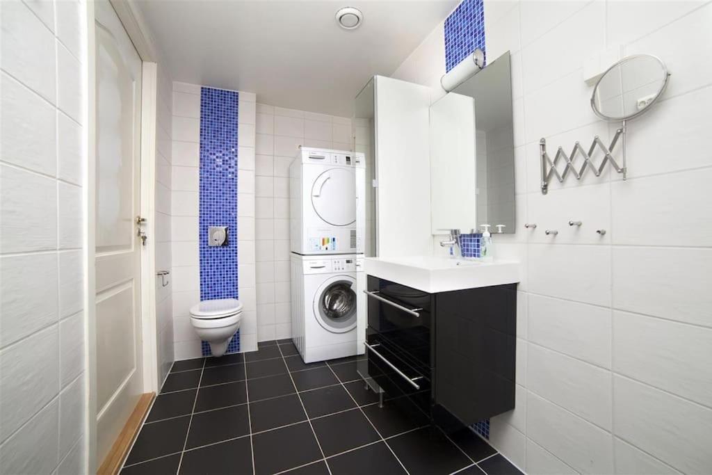 Spacious Waterfront With Free Parking - Upgraded 2024 Apartment